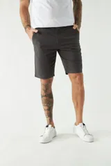 Bermuda de gabardina color gris claro, con bolsillos laterales y traseros.