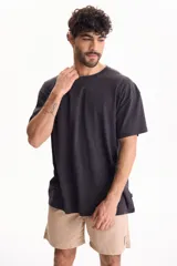 Remera oversize de manga corta y cuello redondo, confeccionada en algodón con acabado lavado estilo vintage.