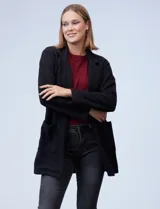 Blazer beige de algodón soft, marca Dictionary. Tiene cuello solapa, abertura central y bolsillos delanteros.