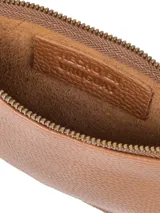 Sobre de mano confeccionado en cuero vacuno con textura granulada. Presenta un diseño rectangular con cierre metálico superior y una correa de muñeca integrada con detalle de remache metálico.