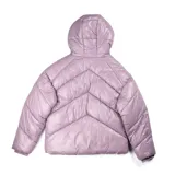 Campera puffer lila, acolchada y liviana, con capucha, cierre frontal, puños elásticos y dos bolsillos con cierre.