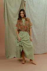 Pollera larga de algodón con diseño de cuadrillé en tono verde, de caída liviana y diseño amplio.