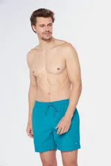 Short de baño liso color verde esmeralda, con cintura elástica y cordón ajustable.