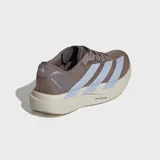 Championes de running Adidas Adizero EVO SL, color marrón topo con las icónicas tres tiras en celeste claro y mediasuela beige. Cuentan con tecnología de amortiguación Lightstrike Pro para un retorno de energía superior y suela de caucho Continental para mayor tracción.