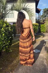 Vestido largo strapless de fibrana con estampa tie-dye en tonos marrones y beige, con espalda baja descubierta y diseño entallado al cuerpo.