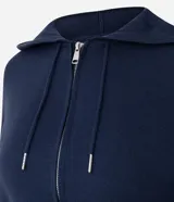 Campera de punto azul marino, con capucha ajustable con cordón, cierre frontal de cremallera y bajo ajustado.