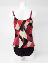 Tankini estampado de la marca Club del Sol, confeccionado con tejido italiano. Consta de una musculosa con escote en V fruncido, copa armada con sujetador interno y forro, combinada con una bombacha de bikini clásica a juego.