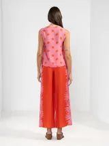 Musculosa marrón con estampado animal print, de corte holgado y lazos laterales ajustables.