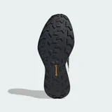 Championes de trail running Adidas Terrex Agravic 4, color negro con las icónicas tres tiras en gris y mediasuela con degradado de blanco a negro. Presentan exterior de tela con refuerzos de TPU, tecnología Lightstrike en la mediasuela y suela de caucho Continental para mayor tracción.