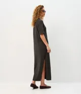 Vestido midi Marfinno de punto color gris oscuro, con cuello alto, mangas cortas amplias y diseño suelto.