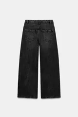 Jeans wide leg de tiro alto, color azul con efecto deslavado, cintura con trabillas, diseño de cinco bolsillos y cierre frontal con cremallera y botón metálico.
