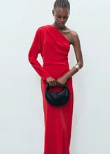 Vestido midi de fiesta color rojo, con diseño asimétrico de un solo hombro y manga larga. Presenta un tejido fluido con acabado satinado y detalle drapeado en la cintura.