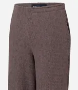 Pantalón de corte recto con textura sutil, confeccionado en tejido de poliéster con elastano. Presenta cintura media y una caída cómoda y fluida.