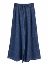 Pantalón azul marino de corte ancho y relajado, confeccionado en tejido texturizado con cintura elástica fruncida y cordón ajustable.