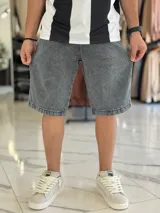 Bermuda de jean de corte baggy y tiro medio, con diseño clásico de cinco bolsillos y lavado claro.