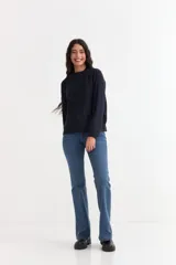 Sweater de punto color bordó con diseño de ochos en el frente y mangas, cuello redondo y puños acanalados.