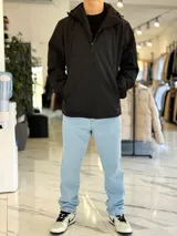 Campera 2 en 1 impermeable de color negro, con diseño con capucha y cierre frontal completo.