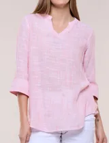 Blusa de silueta relajada con textura tramada, color azul con rayas verticales en tonos rosados, celestes y amarillos. Cuenta con cuello mao abierto en V y mangas tres cuartos amplias con pequeña abertura lateral en el puño.