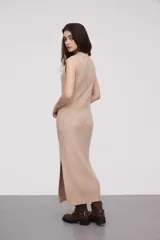 Vestido midi beige con estampado de damero, cuello alto y sin mangas.