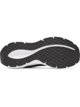 Championes de running Under Armour modelo W Ascend, diseñados específicamente para mujer. Presentan una parte superior de malla transpirable en color negro con refuerzos en el mediopié y el logo de la marca en el lateral. Cuentan con una entresuela blanca de amortiguación Charged+ Cushioning y suela de goma resistente.