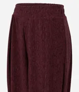 Pantalón aladín Blue Steel de poliéster texturizado color bordó, de calce amplio con cintura elástica y puños ajustados en la botamanga.