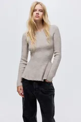 Buzo de punto acanalado con lana, de ajuste entallado, escote bote y diseño con peplum en la cintura.