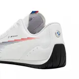 Championes Puma modelo BMW Motorsport Neo Cat 2.0, de diseño aerodinámico en color negro con detalles gráficos en rojo y azul. Presenta cierre de cordones y suela blanca de perfil bajo.