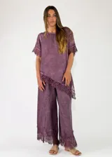 Pantalón de lino color chocolate de corte ancho y holgado, con detalle de encaje bordado en el bajo.