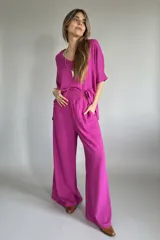 Conjunto fucsia compuesto por un remerón de mangas cortas y un pantalón palazzo de lino.