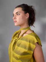 Vestido corto de lino y algodón color amarillo mostaza con diseño a rayas horizontales, escote en V y lazos para anudar en la cintura.