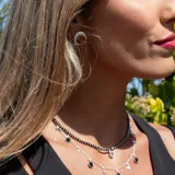 Collar de plata 925 con cadena de eslabones y dijes colgantes de espinela negra redondos y estrellas caladas.