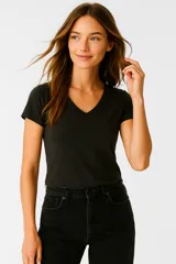 Remera de algodón con cuello en V, manga corta y corte ajustado al cuerpo.