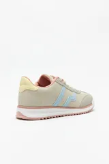 Zapatilla de estilo urbano con paneles de gamuza en tonos beige y gris, detalles en celeste y rosado. Cuenta con suela dentada de goma y cierre mediante cordones.