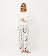 Pijama largo de dos piezas confeccionado en viscolycra. La blusa es de manga larga con cuello redondo y detalle de bies contrastante en el borde. El pantalón presenta un estampado floral y cintura elástica.