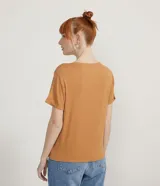 Blusa básica de cuello redondo y manga corta con detalle de dobladillo plegado. Confeccionada en tejido de viscosa con spandex, ofrece un ajuste cómodo y versátil.
