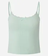 Blusa de breteles finos confeccionada en poliamida seamless texturizada de color verde menta, con escote redondo adornado con encaje y una pequeña moña al frente.