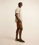 Bermuda masculina de sarga color rosa, corte slim, con bolsillos laterales y cierre con botón y cremallera.