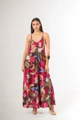Vestido largo tipo solera de satén italiano con estampado tropical de flores y hojas, tirantes finos y escote en V.