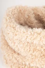 Cuello color beige de piel sintética suave.