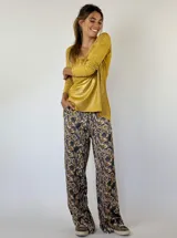 Pantalón de seda estampado con diseño étnico en tonos grises y marrones, de corte recto y clásico.