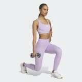 Top deportivo de mujer, color lila, con escote cuadrado, espalda cruzada (racerback) y paneles de malla estratégicamente colocados. Presenta acolchado removible y logo Adidas en el pecho.