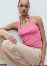 Top de punto fino color rosado, con diseño entallado, cuello halter y escote cuadrado.