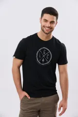 Remera de manga corta con estampa central tono sobre tono de inspiración vintage, cuello redondo y corte clásico.