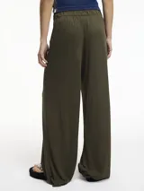 Pantalón de lino color verde militar, con diseño de pierna recta y holgada, cintura elástica y bolsillos laterales.