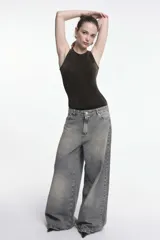 Body negro con hilos dorados y diseño geométrico.