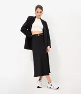 Blusa femenina de corte cropped, con mangas cortas y cuello redondo, confeccionada en algodón con elastano.