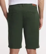 Bermuda masculina de sarga color rosa, corte slim, con bolsillos laterales y cierre con botón y cremallera.