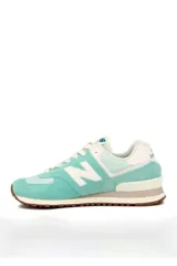 Championes deportivos New Balance modelo 574, color verde con detalles en gris y blanco, confeccionados en gamuza y malla, con el logotipo "N" característico en los laterales y entresuela ENCAP.