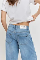 Pantalón de jean de corte regular y pierna ancha, en color celeste con lavado clásico, tiro medio y diseño de cinco bolsillos.
