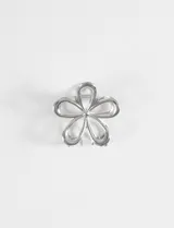 Broche para el pelo tipo clip con diseño de flor de cinco pétalos, realizado en metal plateado con acabado brillante.